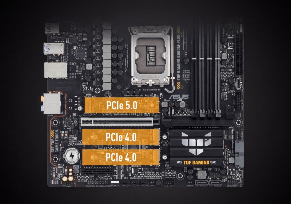 Płyta główna ASUS TUF Gaming B860M Plus Widok z góry na płytę główną z zaznaczonymi złączami 'PCIe 5.0' oraz 'PCIe 4.0' na laminacie