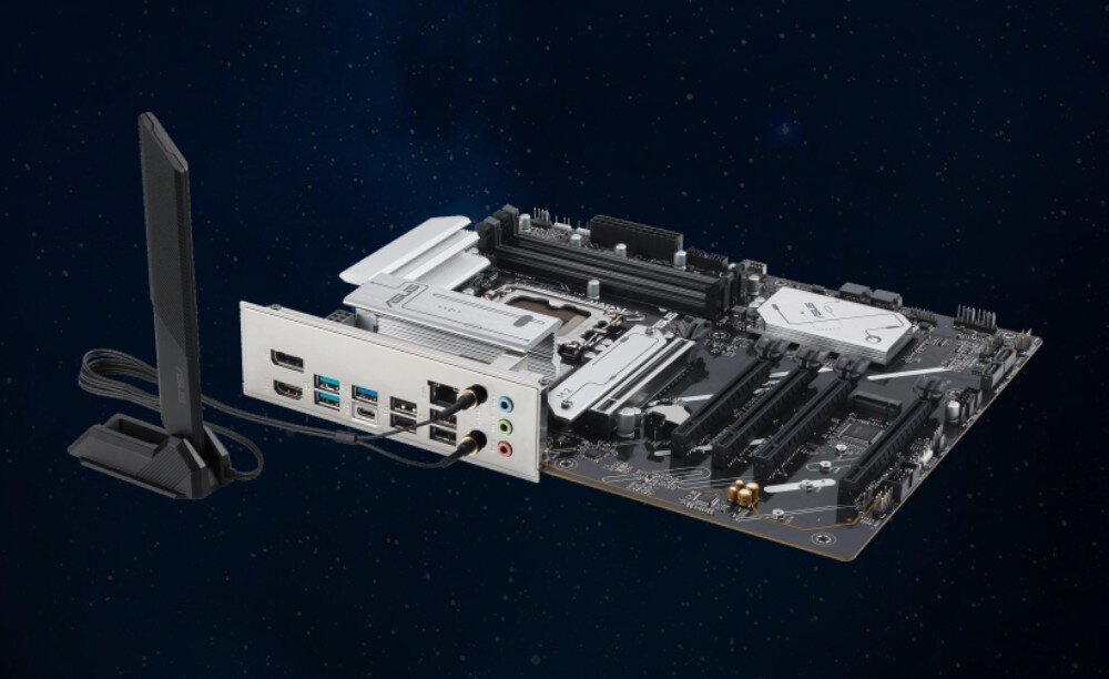 Płyta główna ASUS Prime B860-Plus WiFi Płyta główna leżąca płasko z podłączoną do tylnego panelu zewnętrzną anteną Wi-Fi na ciemnym tle z gwiazdami