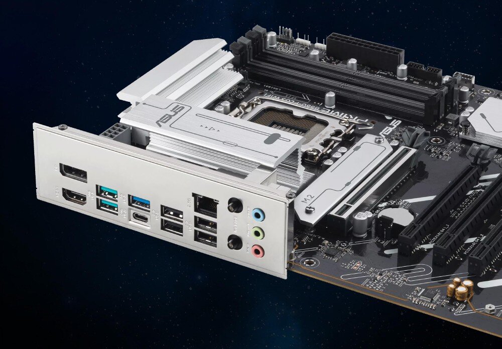 Płyta główna ASUS Prime B860-Plus WiFi Zbliżenie na panel tylnych złączy płyty głównej oraz srebrne radiatory sekcji zasilania