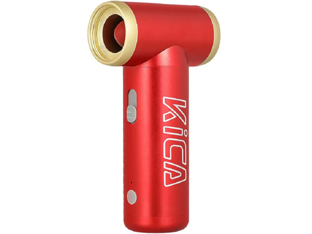 Dmuchawa wielofunkcyjna KiCA Jetfan 2 Kit Czerwona białe tło czerwona dmuchawa ze złotymi elementami  wszechstronny gadżet do czyszczenia trudno dostępnych miejsc w tworzeniu spektakularnych efektów wizualnych ożywiać sesje zdjęciowe i filmowe  podczas kreatywnych zabaw puszczanie baniek przesuwanie lekkich przedmiotów pasja kreatywność  