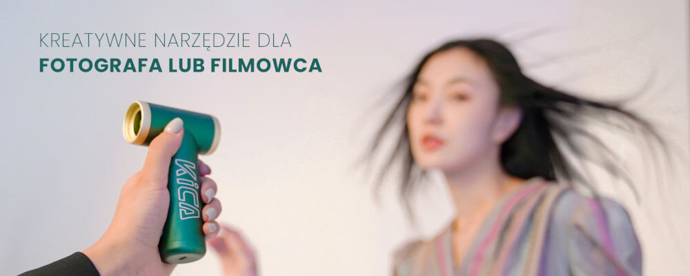 Dmuchawa wielofunkcyjna KiCA Jetfan 2 Kit Zielony osoba trzyma w ręku zieloną dmuchawę ze złotymi elementami i kieruje strumień na kobietę wszechstronny gadżet do czyszczenia trudno dostępnych miejsc w tworzeniu spektakularnych efektów wizualnych ożywiać sesje zdjęciowe i filmowe podczas kreatywnych zabaw puszczanie baniek przesuwanie lekkich przedmiotów pasja kreatywność