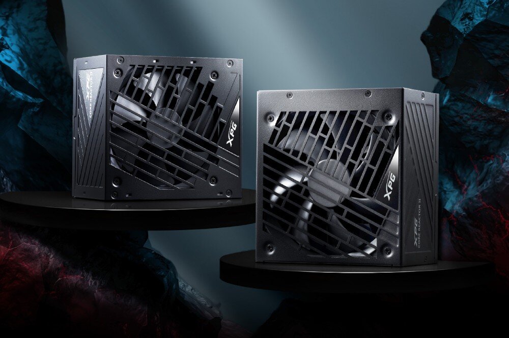 Zasilacz XPG Core Reactor II Zdjęcie produktowe dwóch czarnych zasilaczy komputerowych ustawionych na okrągłych podestach na tle ciemnych skał oświetlonych niebieską i czerwoną łuną