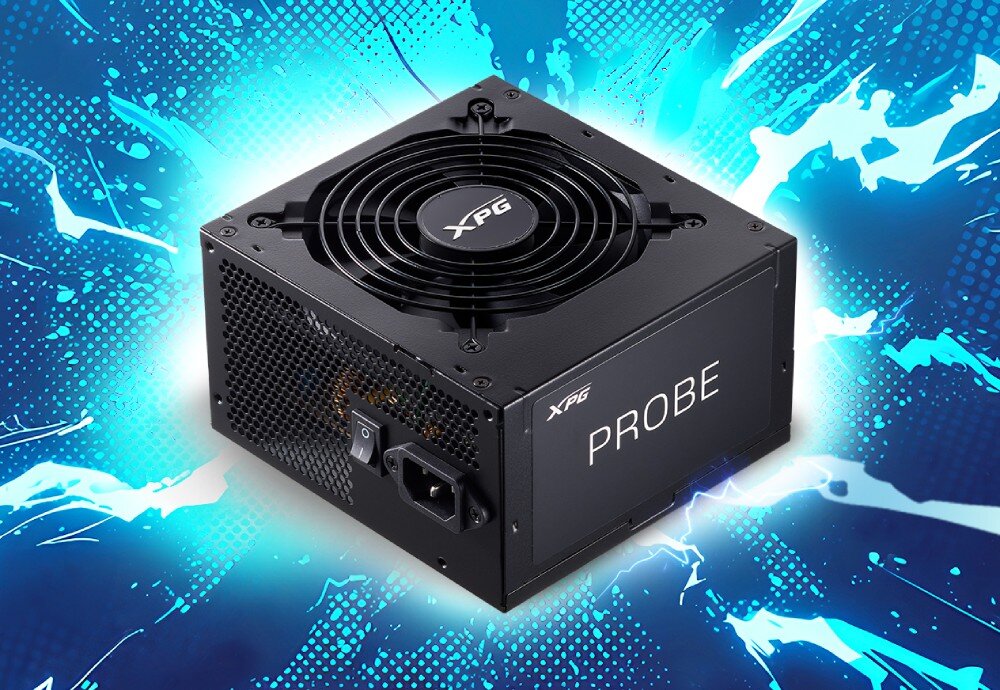 Zasilacz XPG PROBE Czarny zasilacz komputerowy pokazany pod kątem na błękitnym tle z dynamicznymi wzorami, widoczny grill wentylatora na górze oraz gniazdo zasilania i przełącznik z tyłu