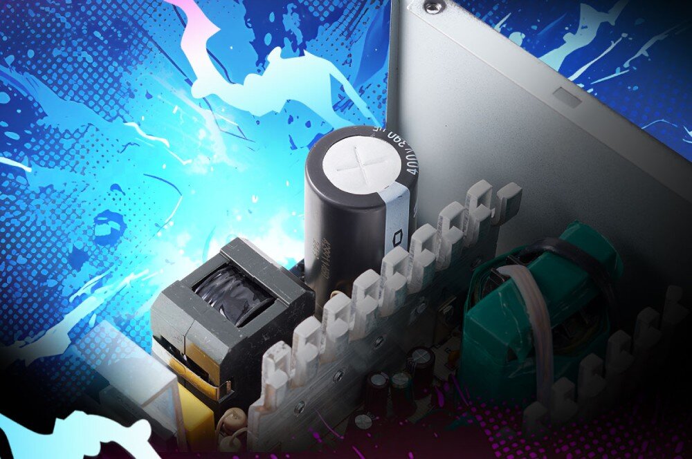 Zasilacz XPG PROBE Zbliżenie na wnętrze zasilacza pokazujące duży kondensator elektrolityczny o parametrach 400V 330uF umieszczony obok aluminiowego radiatora