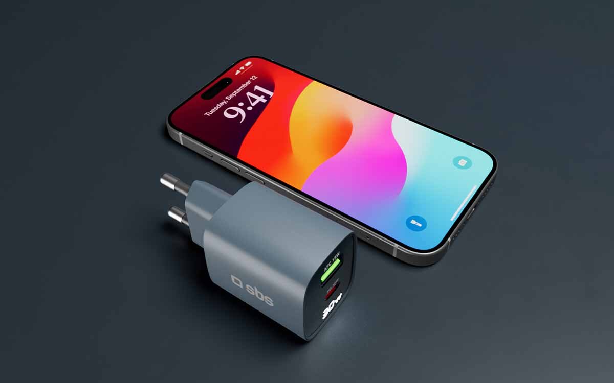 Ładowarka sieciowa SBS GaN 30W obok smartfona półprzewodnik