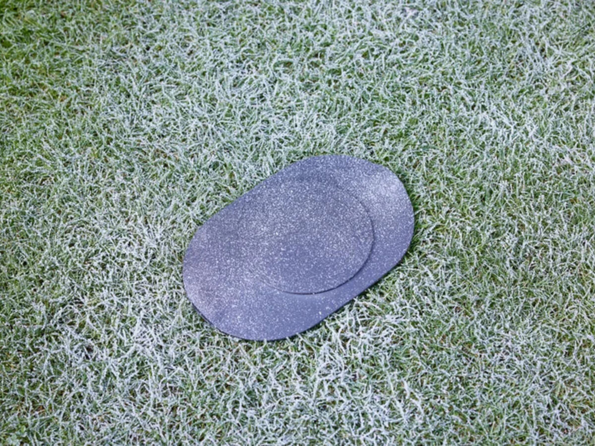 Skrzynka podziemna AquaPrecise GARDENA 16021-20, odporna, UV, mróz, ogród, pogoda, warunki, mroźna pora, trawnik zamrożony wraz z pokrywą skrzyni