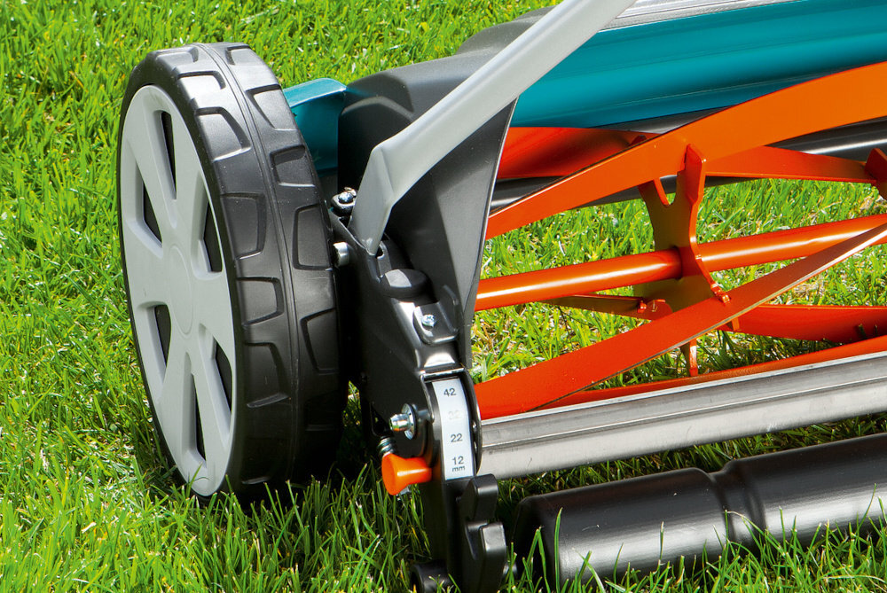 Kosiarka ręczna GARDENA Comfort 400 C regulacja 4-stopniowa 04022-20 zbliżenie na ostrza widok od tyłu wygodny regulator koszenie w czterech poziomach – od 12 do 42 mm centralna regulacja dopasować długość trawy do aktualnych warunków pogodowych i indywidualnych preferencji