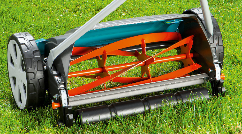 Kosiarka ręczna GARDENA Comfort 400 C regulacja 4-stopniowa 04022-20 zbliżenie na koło trawa dwa duże koła z profilowanym bieżnikiem ułatwiają pchanie kosiarki specjalna konstrukcja zwiększa przyczepność i zmniejsza opór toczenia waga około 9,4 kg