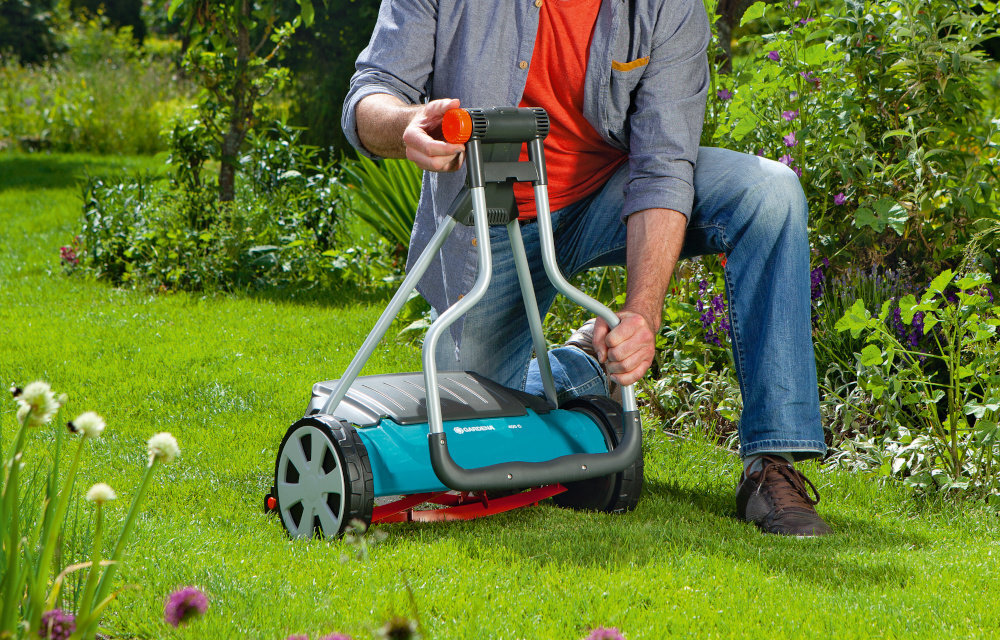 Kosiarka ręczna GARDENA Comfort 400 C regulacja 4-stopniowa 04022-20 ogród trawnik osoba składa uchwyt w tle krzewy kwiaty ergonomiczny specjalnie ukształtowany uchwyt można go złożyć lb odłączyć łatwa w przenoszeniu i przechowywaniu