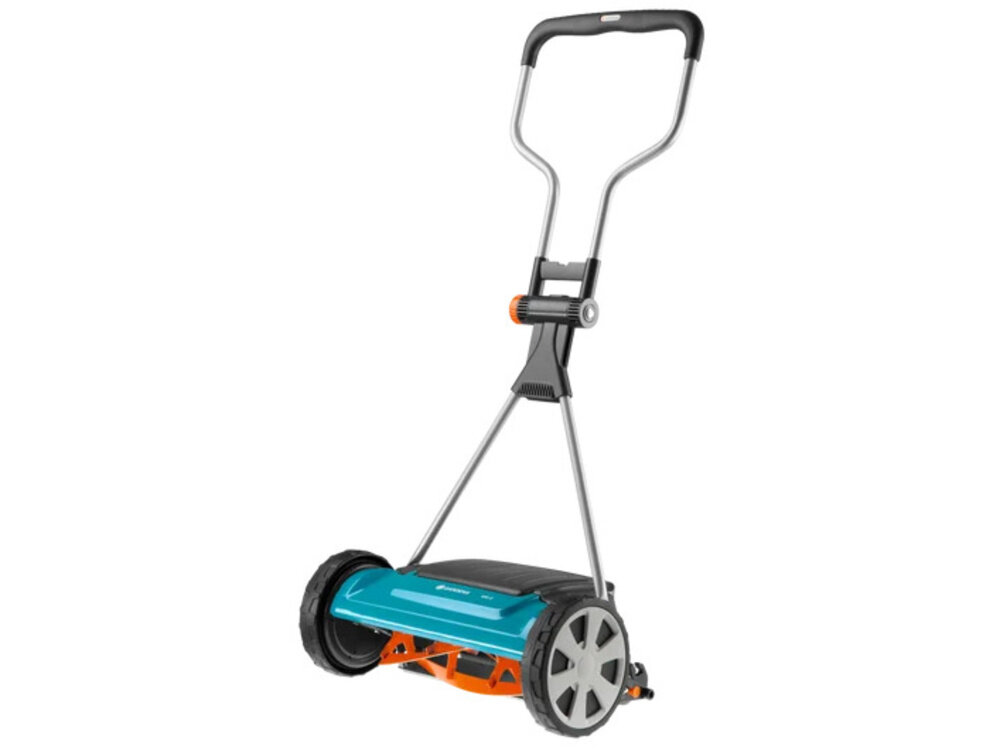 Kosiarka ręczna GARDENA Comfort 400 C regulacja 4-stopniowa 04022-20 kosiarka na białym tle widoczna od przodu pod skosem praktyczny deflektor umieszczony na górze kosiarki zapobiega unoszeniu się ściętych źdźbeł trawy komfortowa praca