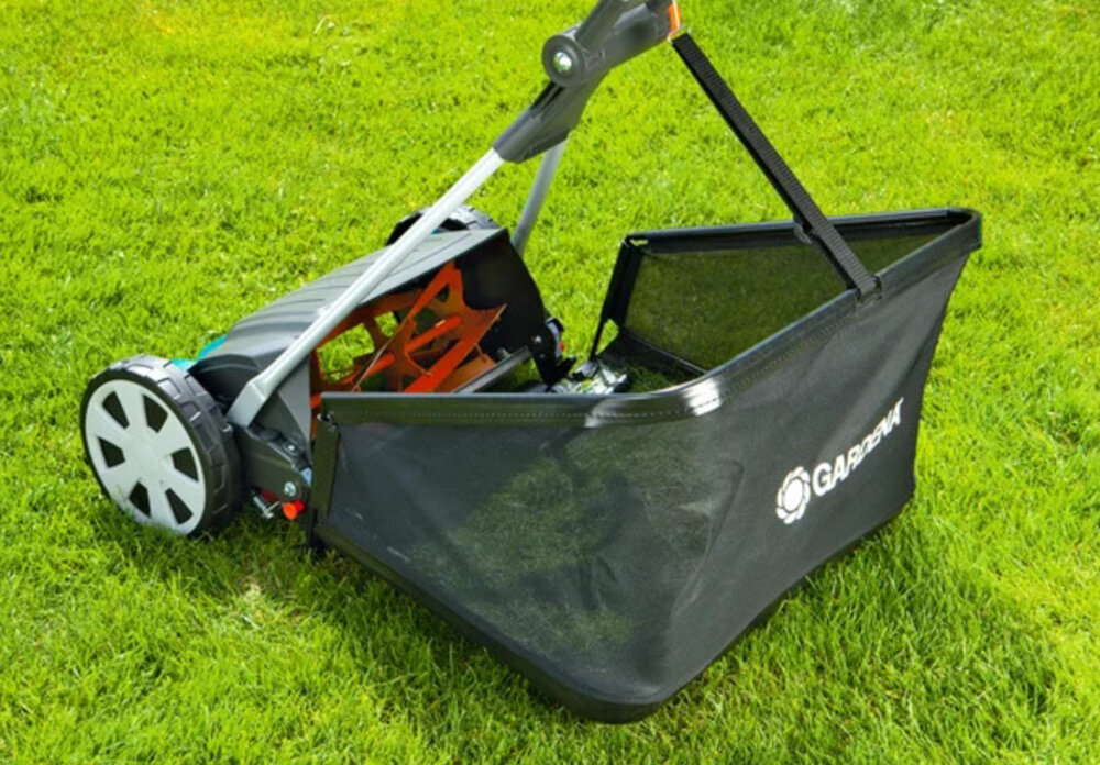 Kosiarka ręczna GARDENA Comfort 400 C regulacja 4-stopniowa 04022-20 ogród trawnik kosiarka z koszem stoi na trawniku nie ma w standardzie kosza na trawę naturalny nawóz wspiera zdrowy wzrost trawnika istnieje możliwość zamontowania opcjonalnego kosza siatkowego o pojemności 49 litrów