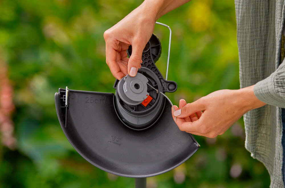 Podkaszarka akumulatorowa GARDENA EasyTrim 14704-55 trawnik osoba nakłada żyłkę na głowicę żyłka tnąca o średnicy 1,6 mm z materiału odpornego na przetarcia i zerwania utomatyczne podawanie pojedynczej żyłki za pomocą spustu