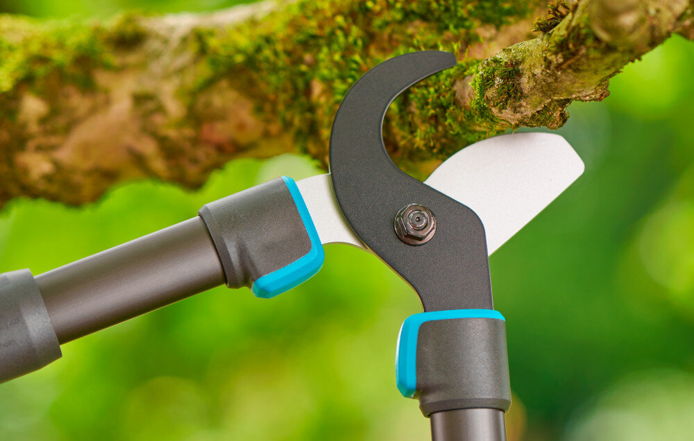 Nożyce do gałęzi GARDENA TeleCut Pro L 12041-20 ogród drzewa gałęzie zbliżenie na ostrza ostrza z wysokiej jakości stali precyzyjnie szlifowane pokryte powłoką PowerCoating cięcie gładkie i precyzyjne powierzchnia gałęzi pozostaje czysta i mniej podatna na choroby dwa ostrza przesuwające się obok