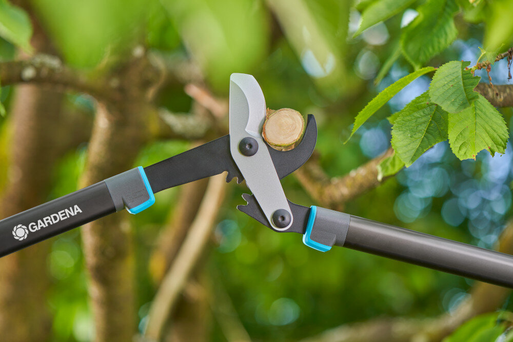 Nożyce do gałęzi GARDENA EnergyCut Pro L 12051-20 ogród drzewa gałęzie zbliżenie na ostrza ostrza do wygodnego przycinania świeżych gałęzi i krzewów średnica cięcia wynosząca do 50 mm szybkie i dokładne rezultaty konstrukcja oparta na dźwigni