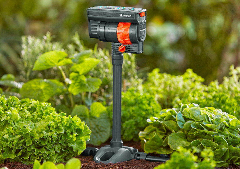 Zraszacz GARDENA Micro-Drip-System 13325-20 ogród grządka warzywna zioła zraszacz stoi na rurce przedłużającej łatwe podniesienie wysokości podlewania zastosowanie rurek przedłużających długość jednej rurki montażowej 20 cm po połączeniu dwóch uzyskasz odpowiedni poziom do zraszania wyższych roślin system rośnie razem z Twoim ogrodem