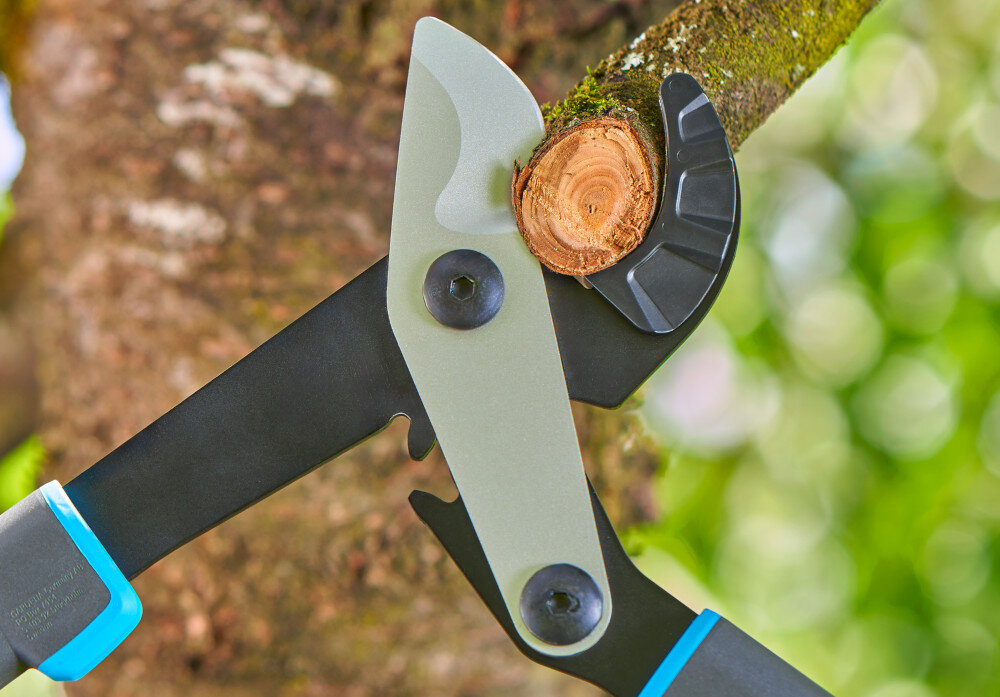Nożyce do gałęzi GARDENA EnergyCut Pro L 12052-20 ogród drzewa gałęzie zbliżenie na ostrza ostrza z wysokiej jakości stali precyzyjnie szlifowane pokryte powłoką PowerCoating cięcie gładkie i precyzyjne powierzchnia gałęzi pozostaje czysta i mniej podatna na choroby dwa ostrza przesuwające się obok