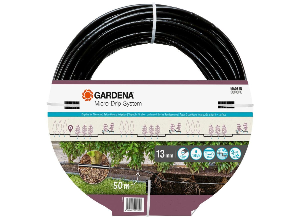 Zdjęcie przedstawia czarną rurę montażową GARDENA Micro-Drip-System o długości 50 m i średnicy 13 mm. Na opakowaniu widoczne są ilustracje systemu nawadniania oraz logo GARDENA.