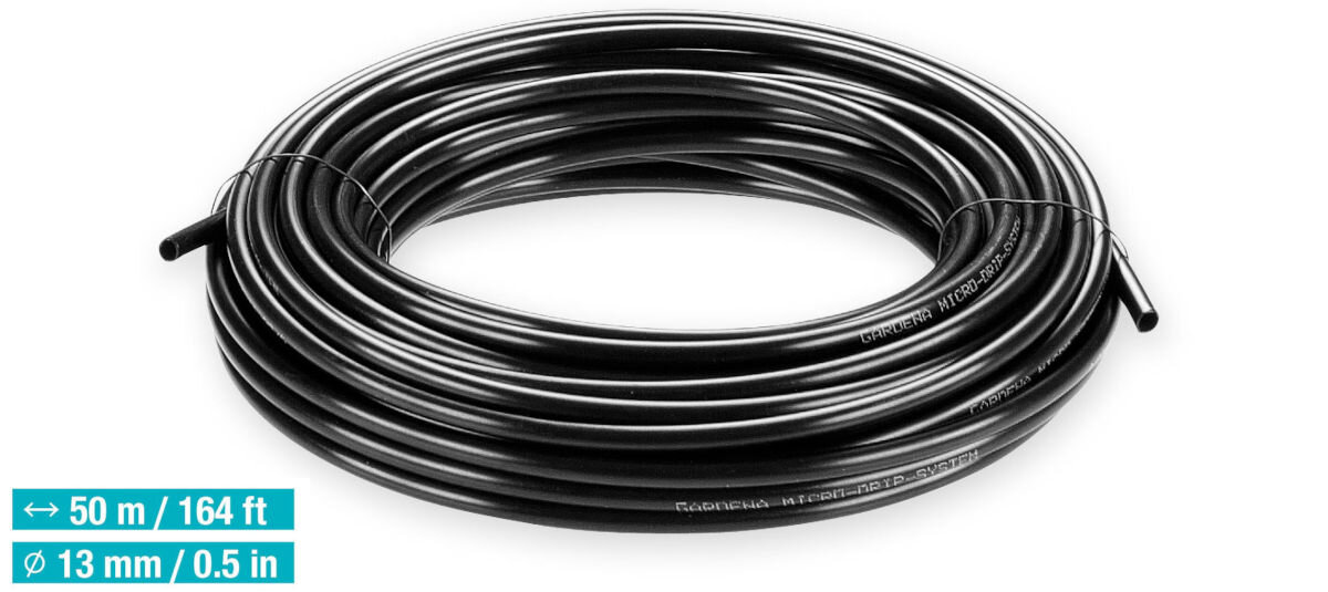 Czarna rura montażowa zwinięta w krąg, z widocznym napisem \'GARDENA Micro-Drip-System\'. Obok znajduje się niebieski prostokąt z białym tekstem: \'50 m / 164 ft, 13 mm / 0.5 in\'.