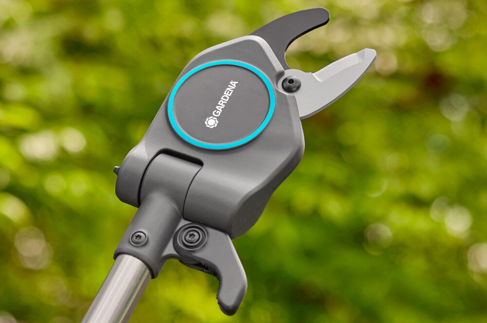 Sekator teleskopowy GARDENA StarCut Pro S 12080-20 ogród drzewa zbliżenie na sekator przycinający gałąź maksymalna średnica gałęzi do 32 mm wszechstronne narzędzie oszczędza czas i miejsce w schowku