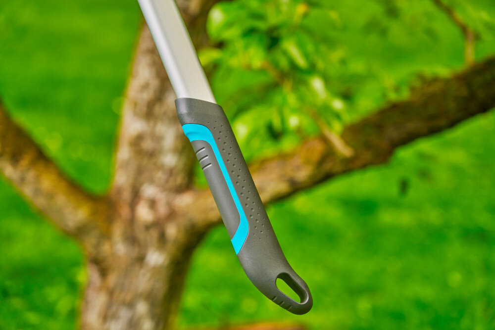 Nożyce do gałęzi GARDENA Easycut L 12031-20 ogród drzewa rozmyte tło zbliżenie na uchwyt nożyc waga 1015 g aluminiowe ramiona o profilu w kształcie kropli wytrzymałość ergonomiczna konstrukcja uchwytów ErgoTec z antypoślizgową powłoką pewny chwyt duża kontrola