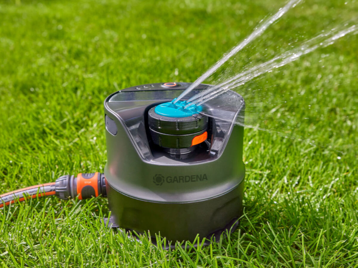 Zraszacz GARDENA AquaPrecise 16000-29, zasięg, podlewanie, powierzchnia, strumień, w tle trawa, zbliżenie na zraszacz od przodu podczas pracy