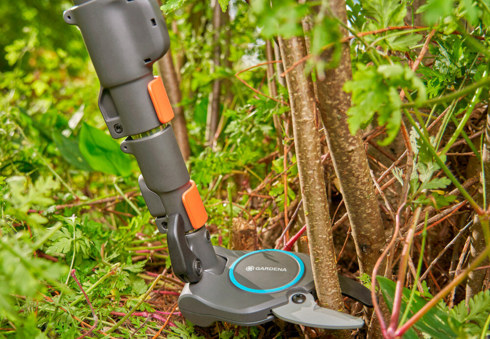 Sekator teleskopowy GARDENA StarCut PRO L 12081-20 ogród zbliżenie na głowicę sekatora sekator podcina gałęzie głowica tnąca jest niewielka i obudowana zapobiega zaczepianiu się o gałęzie możliwość regulacji kąta cięcia z poziomu podłoża