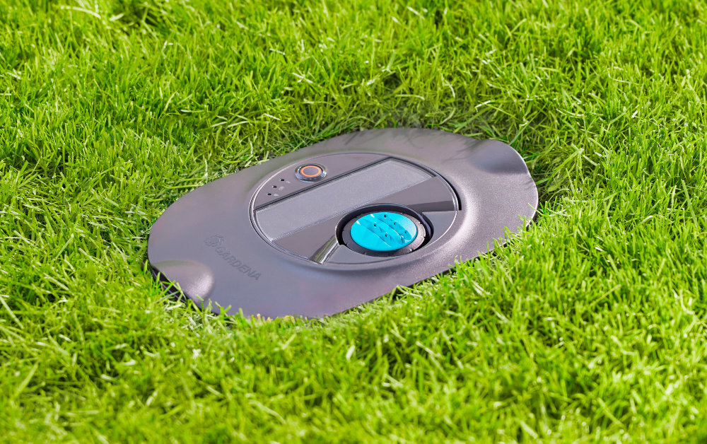 Zraszacz GARDENA AquaPrecise 16001-20 trawnik trawa zraszacz widoczny z góry zraszacz wbudowany w ziemię precyzyjne nawadnianie podlewanie wzrost roślin zadbany ogród