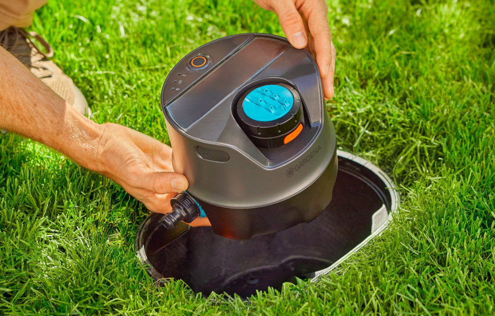 Zraszacz GARDENA AquaPrecise 16001-20 trawnik trawa osoba umieszcza zraszacz w misie montażowej do montażu w gruncie ochrona przed uszkodzeniami mechanicznymi i działaniem warunków zewnętrznych odporny na wilgoć i zmienne temperatury wykopać otwór na około 20-25 cm głębokości