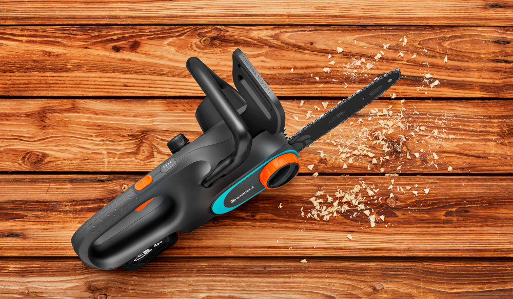 Piła akumulatorowa GARDENA PowerSaw 14790-55 piła na drewnianej podłodze wygoda moc do bezwysiłkowego cięcia