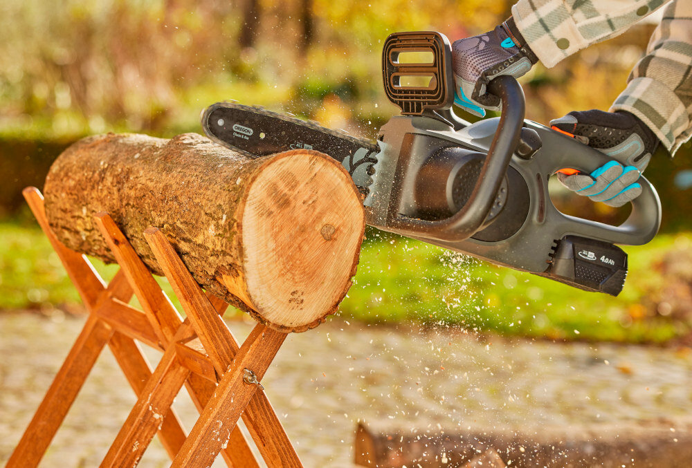 Piła akumulatorowa GARDENA PowerSaw 14790-55 zasilana jest akumulatorem 18 V o pojemności 4 Ah system POWER FOR ALL pasuje również do innych narzędzi ogrodowych i domowych tej samej serii zaoszczędzić na zakupie