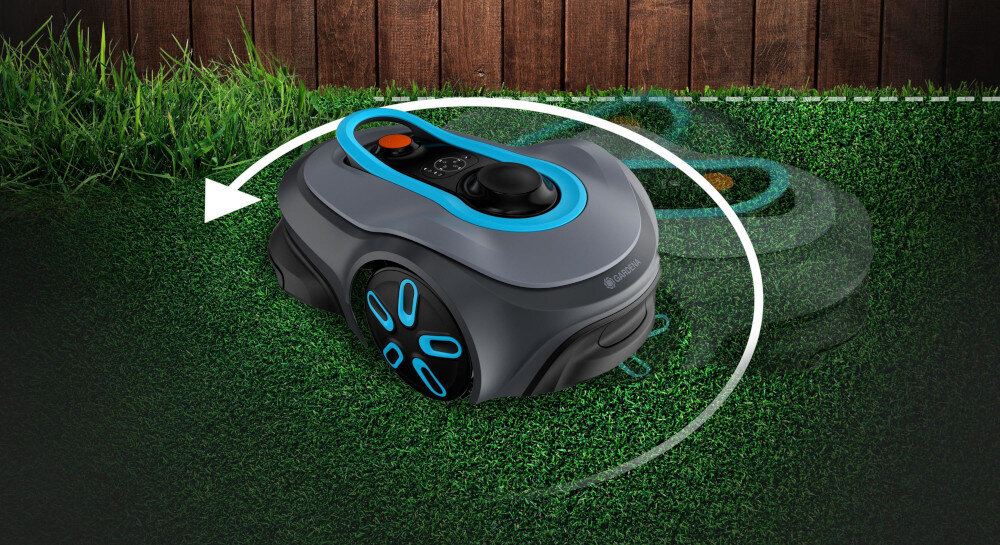 Robot koszący GARDENA Smart Sileno Free 1500 19927-32 sterowanie Wi-Fi robot stoi na trawie w tle drewniany płot automatyczny system ładowania robot samodzielnie wraca do stacji dokującej czas ładowania około 100 minut czas koszenia do 140 minut średnie miesięczne zużycie energii wynosi około 10 kWh system CorridorCut koszenie w wąskich przejściach