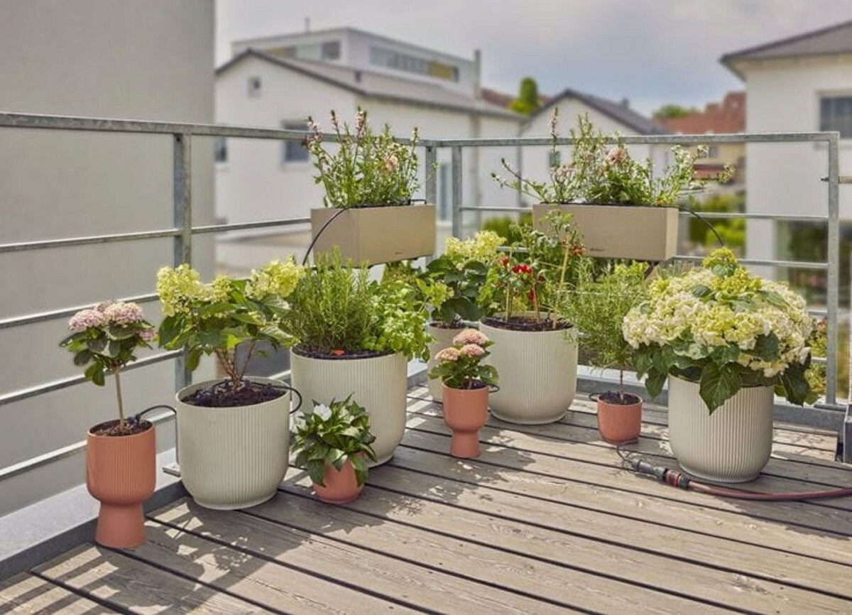 Zestaw do nawadniania GARDENA Micro-Drip-System 13401-20 (20 m), woda, podlewanie, balkon, rośliny, balkon, w tle donice z kwiatami oraz zestaw do nawadniania