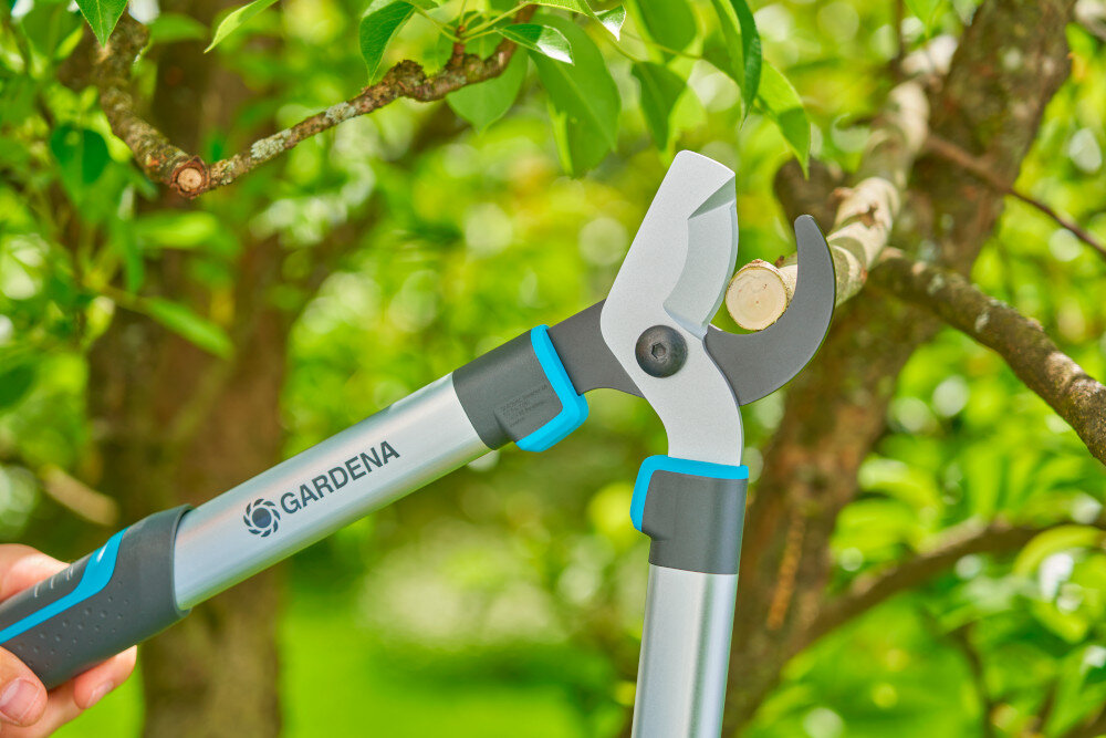 Nożyce do gałęzi GARDENA Easycut S 12030-20 ogród drzewa gałęzie zbliżenie na ostrza ostrza do wygodnego przycinania świeżych gałęzi i krzewów średnica cięcia wynosząca do 45 mm szybkie i dokładne rezultaty konstrukcja oparta na dźwigni