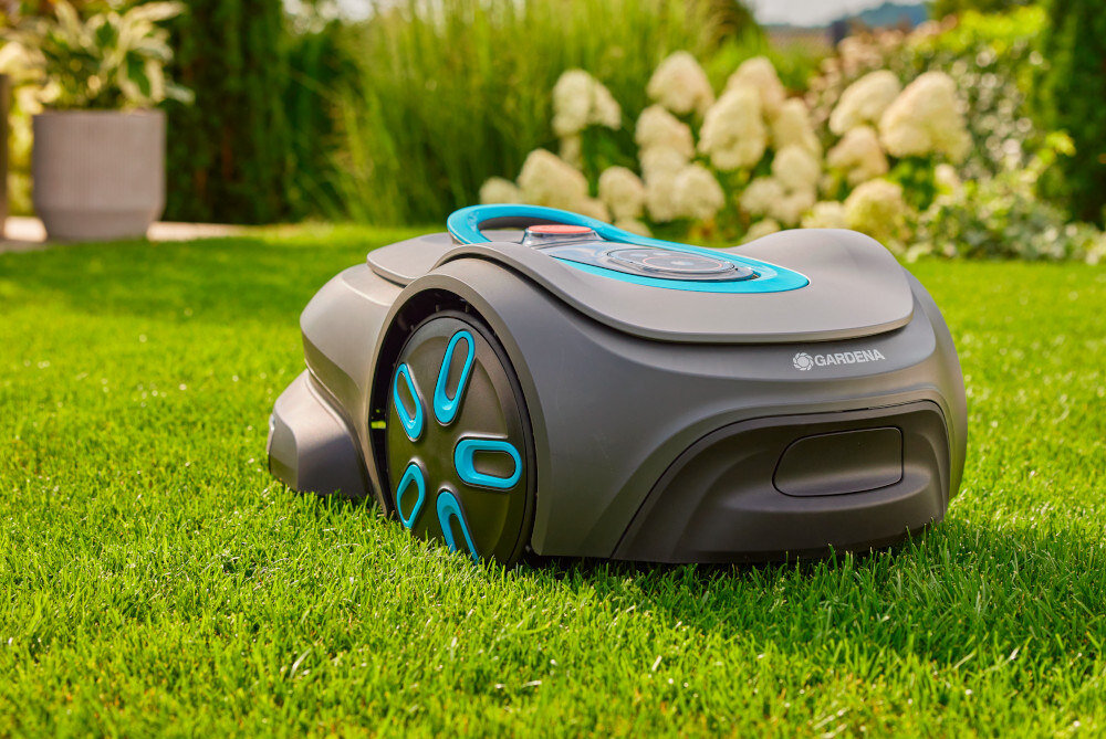 Robot koszący GARDENA Sielno Max 1500 19903-32 robot stoi na trawie technologia LONA™ Intelligence analizuje teren i tworzy interaktywną mapę ogrodu uczy się układu przestrzeni efektywnie omija przeszkody wymagana bramka GARDENA Smart GATWAY i łączność z aplikacją GARDENA App