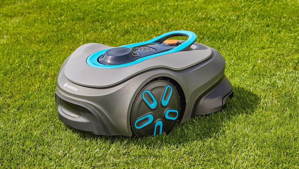 Robot koszący GARDENA Smart Sileno Free 600 19921-32 sterowanie Wi-Fi robot stoi na trawie koszenie trawnika automatyczne koszenie inteligentny robot koszący zadbany trawnik