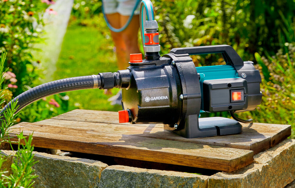Pompa ogrodowa GARDENA 3700 Basic 9014-47 elektryczna pompa ustawiona na drewnianej podłodze wysoka skuteczność podlewanie nawadnianie ogrodu