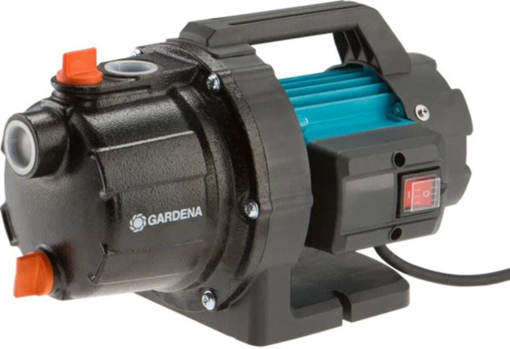 Pompa ogrodowa GARDENA 3700 Basic 9014-47 elektryczna pompa na białym tle widoczna od przodu pod skosem wysoka wydajność solidne wykonanie do szybkiego i wygodnego nawadniania ogrodu mocne parametry praktyczny design