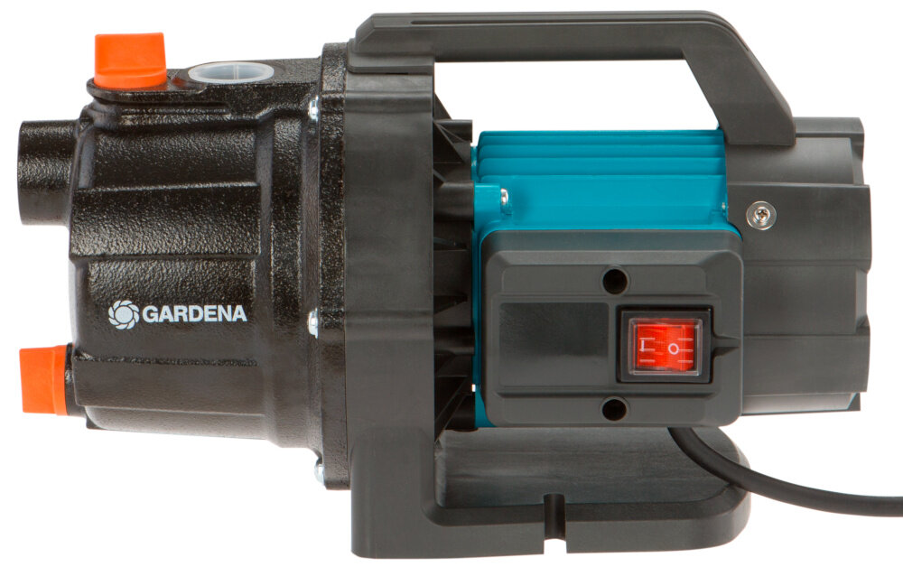 Pompa ogrodowa GARDENA 3700 Basic 9014-47 elektryczna pompa na białym tle widoczna z boku wydajność do 3700 litrów na godzinę silnik o mocy 800 W pobór wody ze studni beczek czy zbiorników na deszczówkę