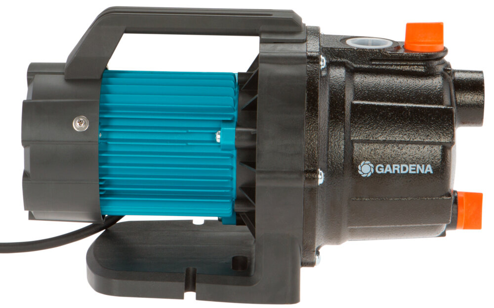 Pompa ogrodowa GARDENA 3700 Basic 9014-47 elektryczna pompa na białym tle widoczna z boku ciśnienie robocze do 4,1 bara maksymalna wysokość samozasysania wynosząca do 7 metrów zerpanie wody również z głębszych źródeł