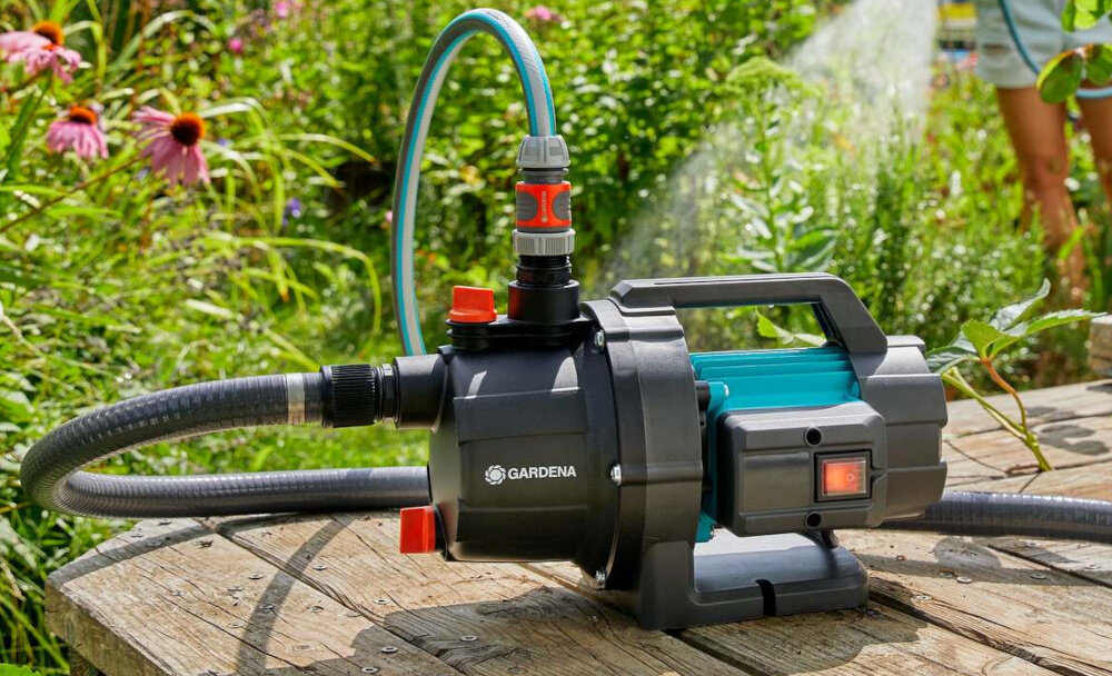 Pompa ogrodowa GARDENA 3000 Basic 09010-47 elektryczna pompa ustawiona na drewnianej podłodze wysoka skuteczność podlewanie nawadnianie ogrodu