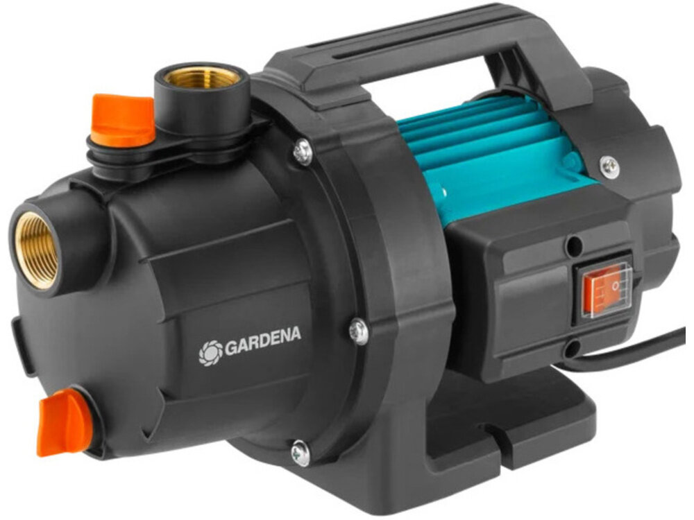 Pompa ogrodowa GARDENA 3000 Basic 09010-47 elektryczna pompa na białym tle widoczna od przodu pod skosem wysoka wydajność solidne wykonanie do szybkiego i wygodnego nawadniania ogrodu mocne parametry praktyczny design