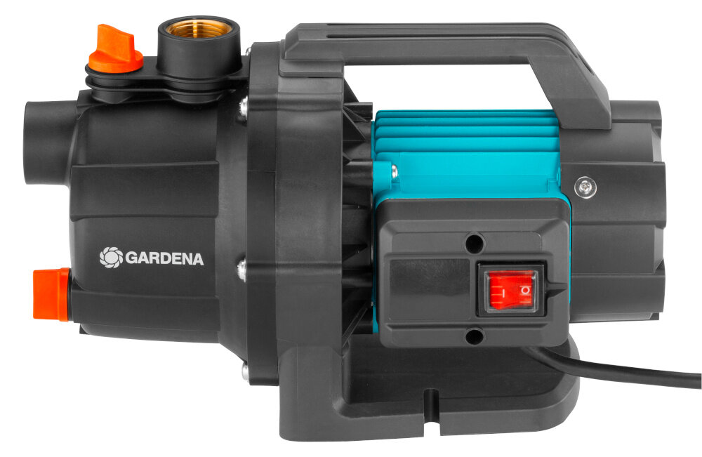 Pompa ogrodowa GARDENA 3000 Basic 09010-47 elektryczna pompa na białym tle widoczna z boku wydajność do 3000 litrów na godzinę silnik o mocy 600 W pobór wody ze studni beczek czy zbiorników na deszczówkę