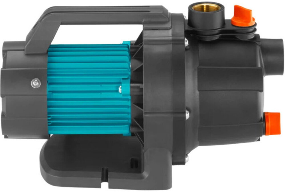 Pompa ogrodowa GARDENA 3000 Basic 09010-47 elektryczna pompa na białym tle widoczna z boku ciśnienie robocze do 3,5 bara maksymalna wysokość samozasysania wynosząca do 7 metrów zerpanie wody również z głębszych źródeł
