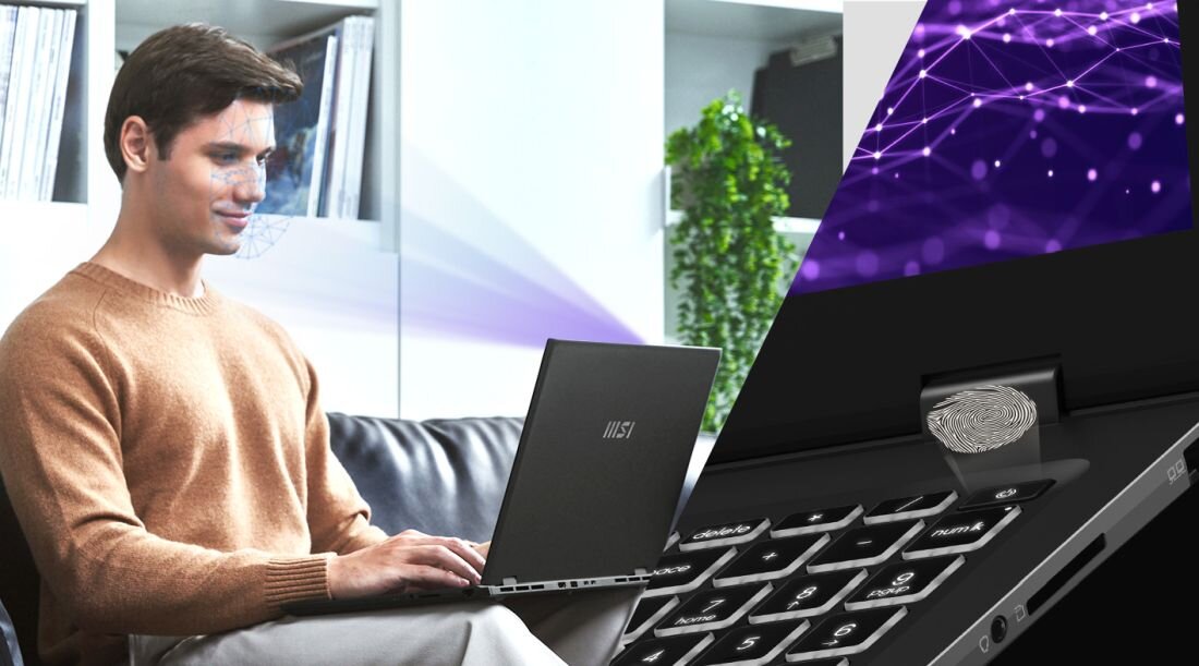 Mężczyzna siedzi na kanapie, korzystając z laptopa, w domowym otoczeniu.  - Szybkie logowanie Windows Hello