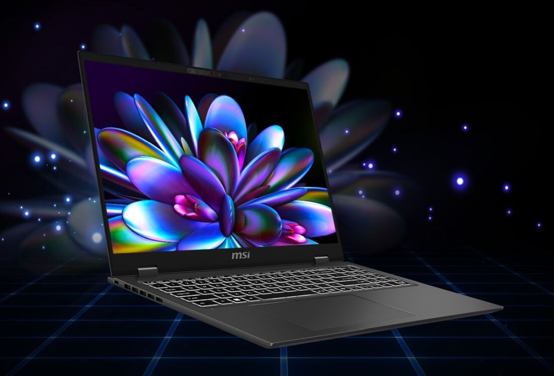 Laptop MSI Prestige 16 AI+ Evo z panelem OLED, na ekranie którego znajduje się kwiat.  - OLED, 3840 x 2400 px z pokryciem 100% DCI-P3