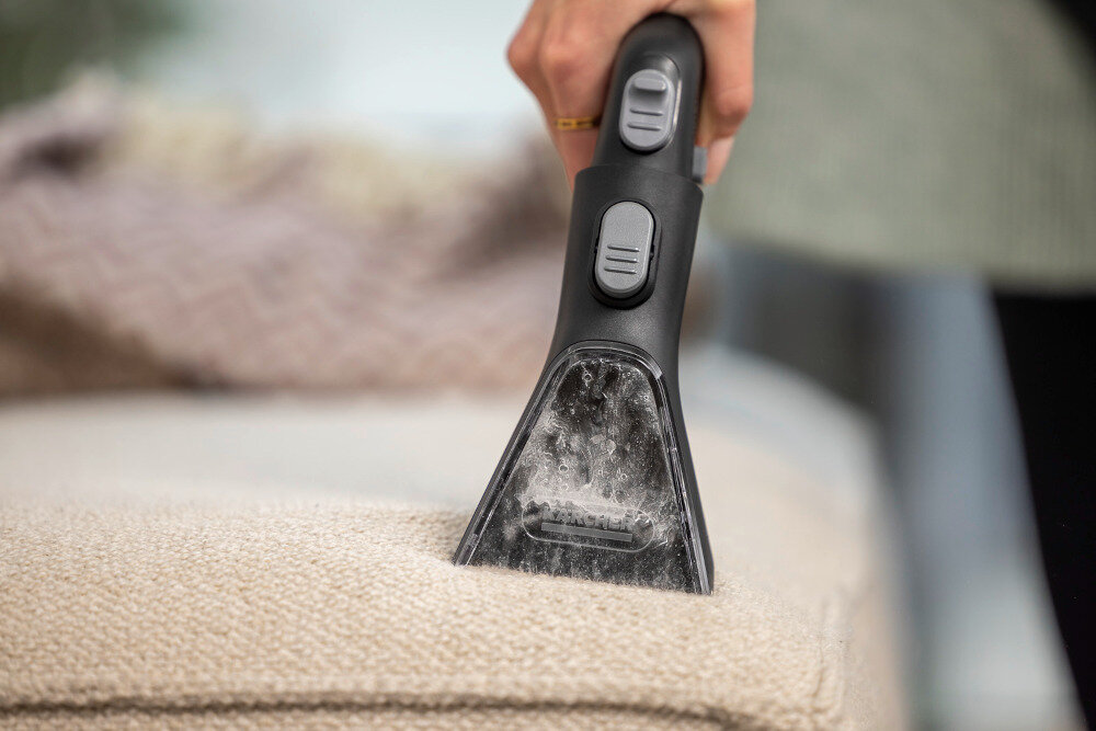 Odkurzacz piorący KARCHER SE 5 Upholstery EU 1.081-234.0 Dogłębna pielęgnacja tkanin Technologia spryskująco-odsysająca usuwa zabrudzenia z wykładzin, tapicerki i materacy