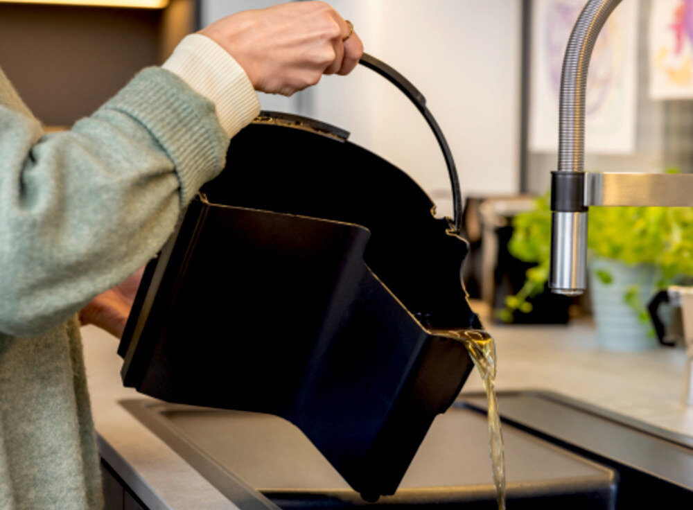 Odkurzacz piorący KARCHER SE 5 Upholstery EU 1.081-234. system dwóch zbiorników pojemniki na czystą i brudną wodę pojemność opróżnianie i czyszczenie zbiorników