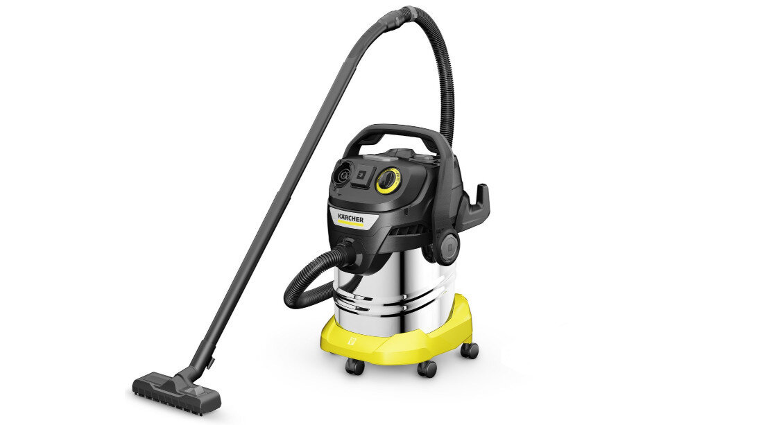 Odkurzacz przemysłowy z metalowym korpusem, czarnymi i żółtymi elementami oraz elastycznym wężem. Na urządzeniu widoczne jest logo \'KARCHER\'.