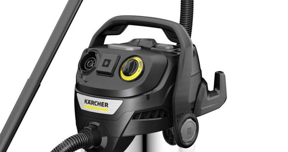 Zdjęcie przedstawia odkurzacz z logo KARCHER na przednim panelu. Urządzenie ma czarną obudowę z żółtymi elementami i widocznym wężem ssącym.