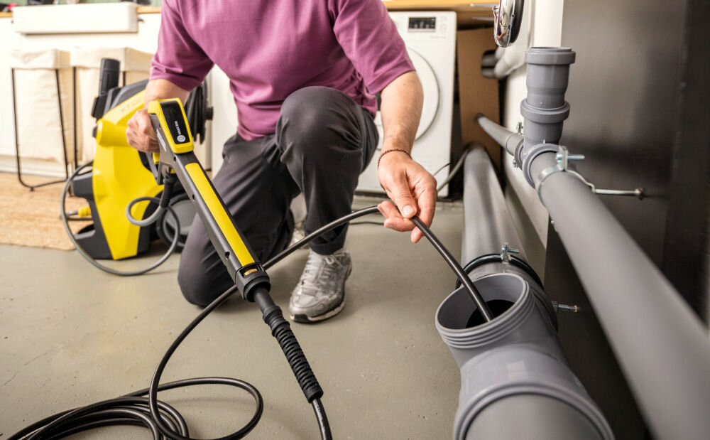 Zestaw do czyszczenia rur KARCHER 15 m 2.644-492.0 zdjęcie lifestyle Skuteczne usuwanie zatorów Dysza strumieniowa ztery strumienie wysokociśnieniowe Obrotowa dysza System czyszczenia 360°